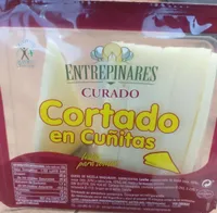 Queso curado cortado en cuñitas