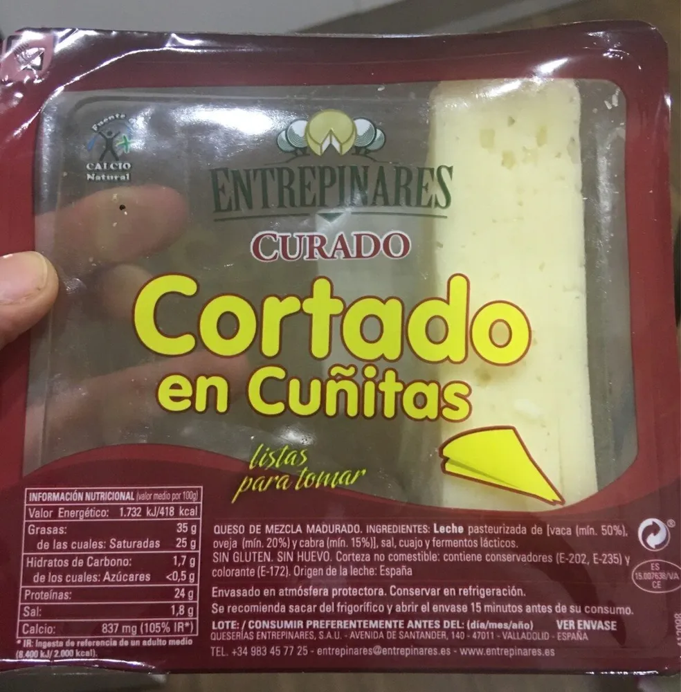 Queso curado cortado en cuñitas