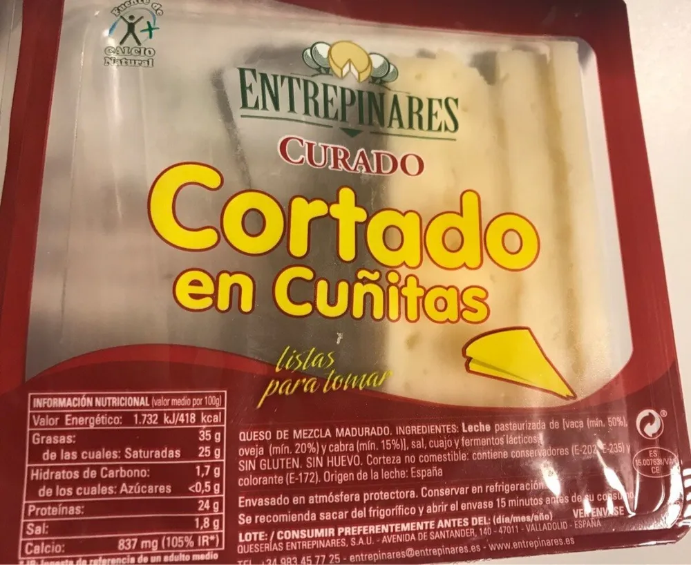 Quedo curado cortado en cuñas