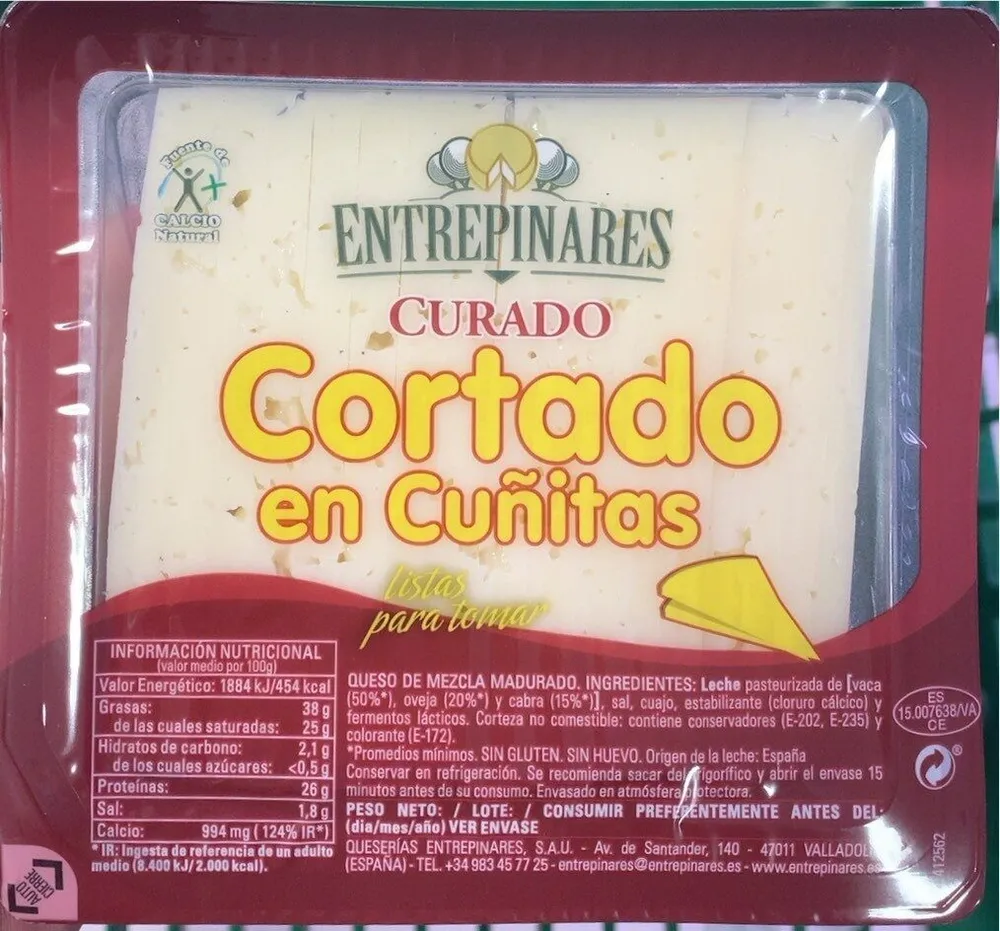 Queso curado cortado en cuñitas