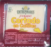 Queso curado cortado en cuñitas