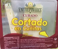 Queso curado cortado en cuñitas