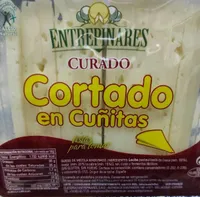 Queso curado cortado en cuñitas