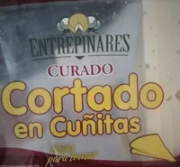 Queso curado cortado en cuñitas