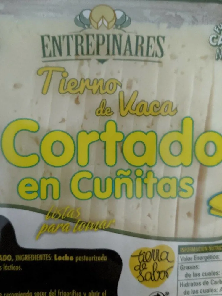 Queso tierno de vaca cortado en cuñitas