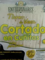Queso tierno de vaca cortado en cuñitas