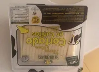 Queso tierno cortado cuñitas