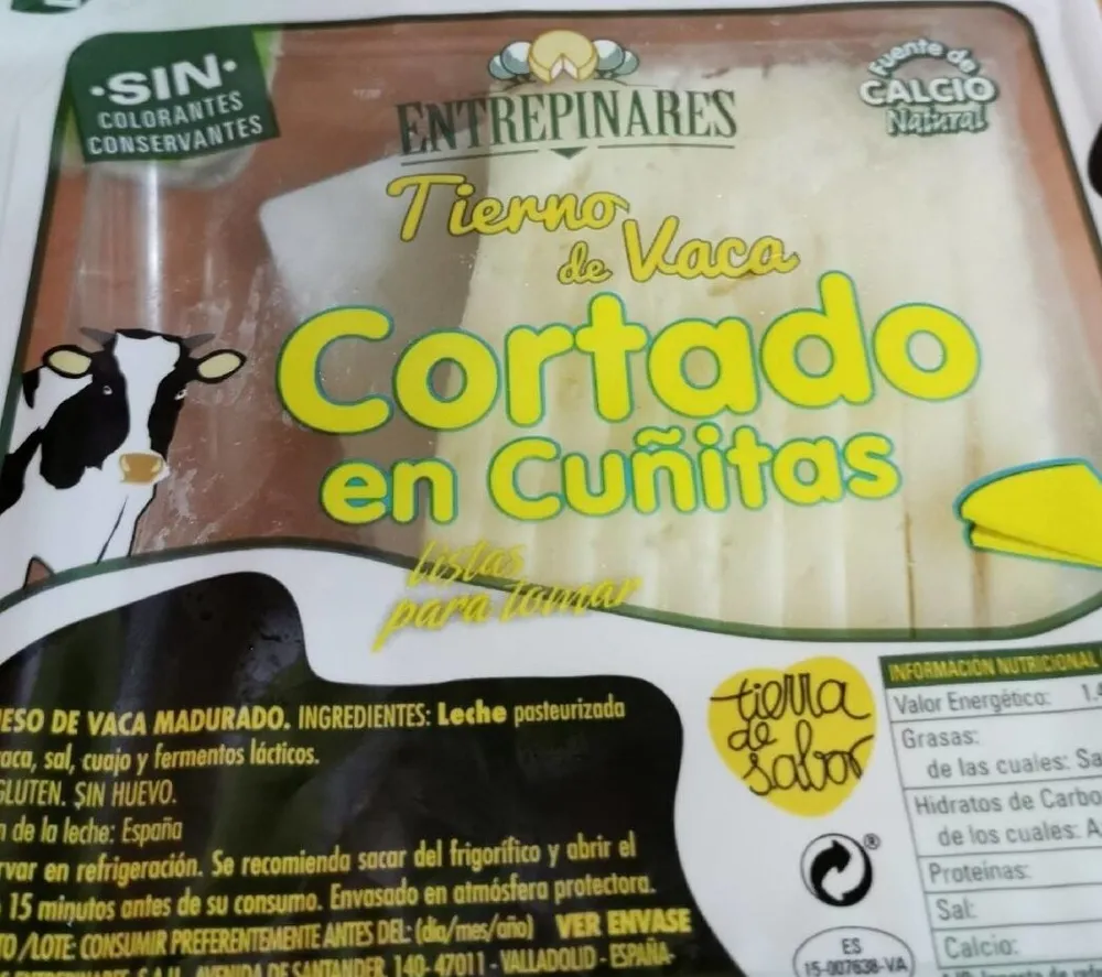 Queso tierno de vaca cortado en cuñitas