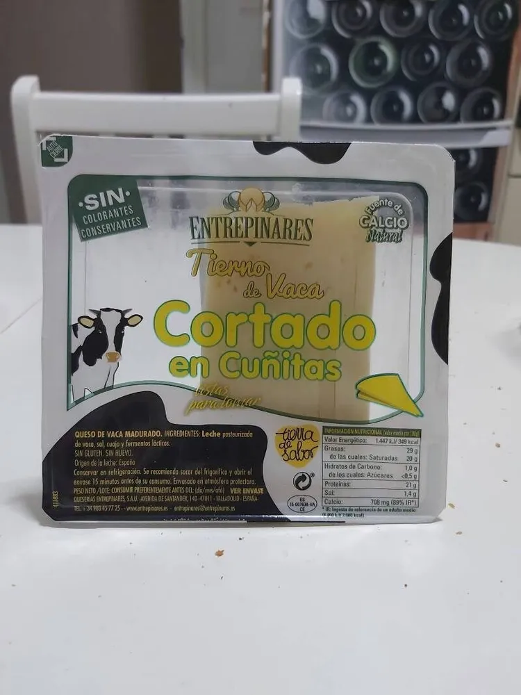 Queso tierno de vaca cortado en cuñitas