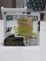 Queso tierno de vaca cortado en cuñitas