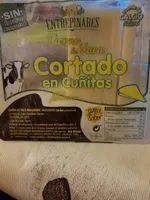 Queso tierno de vaca cortado en cuñas
