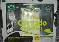 Queso tierno de vaca cortado en cuñas