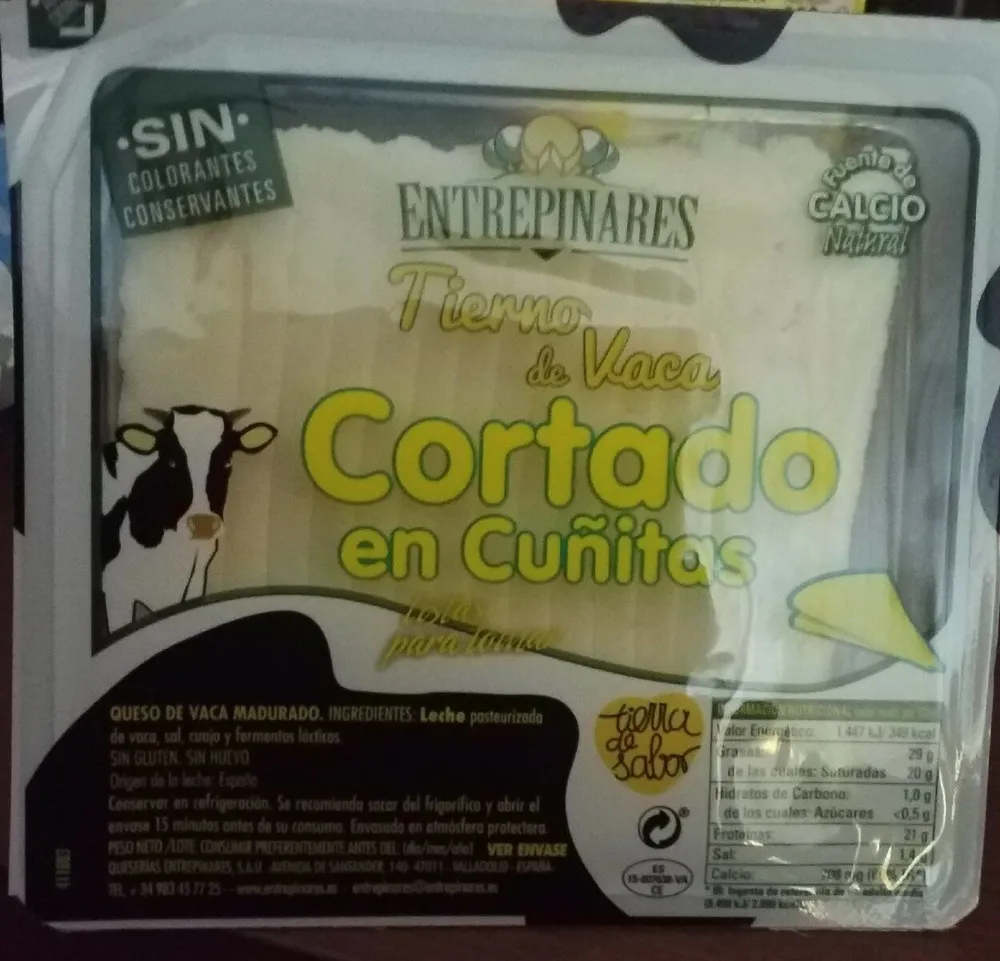 Queso tierno de vaca cortado en cuñas