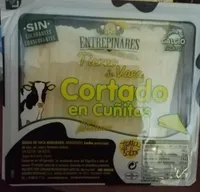 Queso tierno de vaca cortado en cuñas