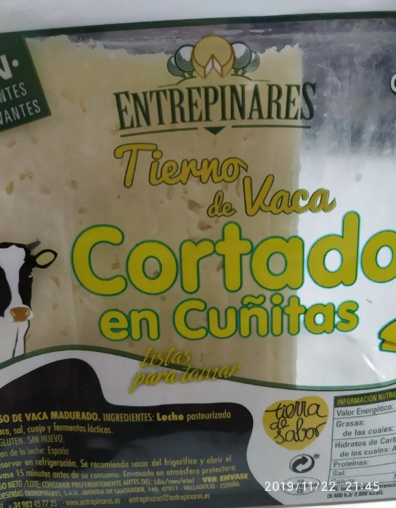 Queso tierno de vaca cortado en cuñitas