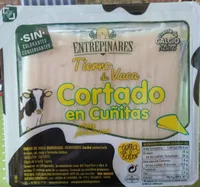 Queso tierno de vaca cortado en cuñitas