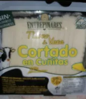 Queso tierno de vaca cortado en cuñitas