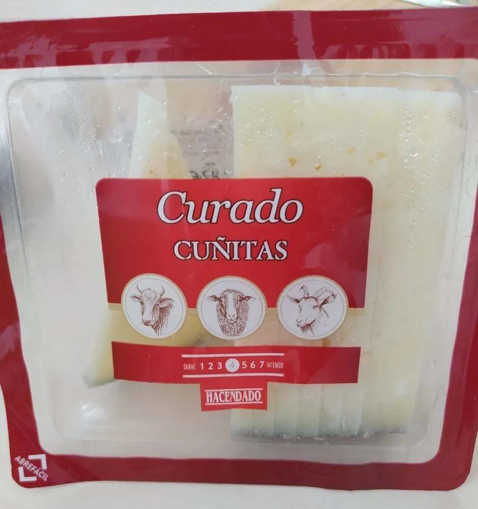 Queso curado cortado