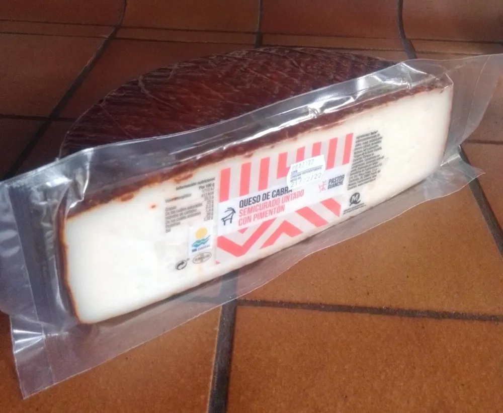 Queso de cabra semicurado untado en pimentón