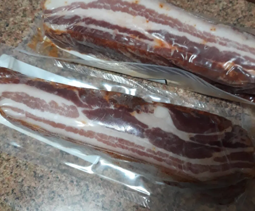 Bacon adobado curado