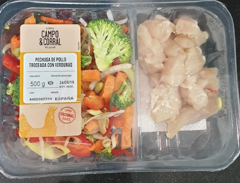 Pechuga de pollo troceada con verduras