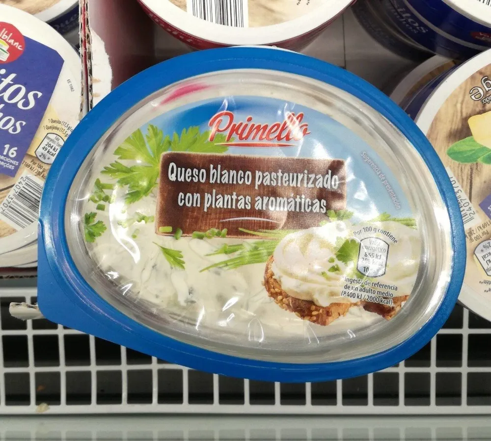 Queso blanco pasteurizado con plantas aromáticas