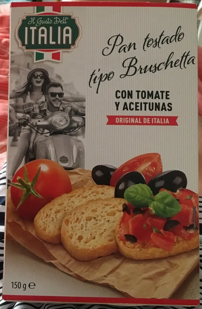 Pan tostado tipo bruschetta con tomate y aceitunas