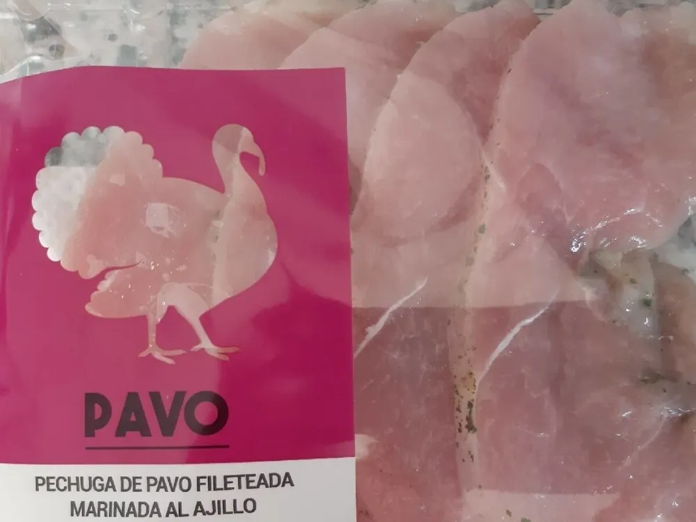 Pechuga de pavo fileteada marinada al ajillo
