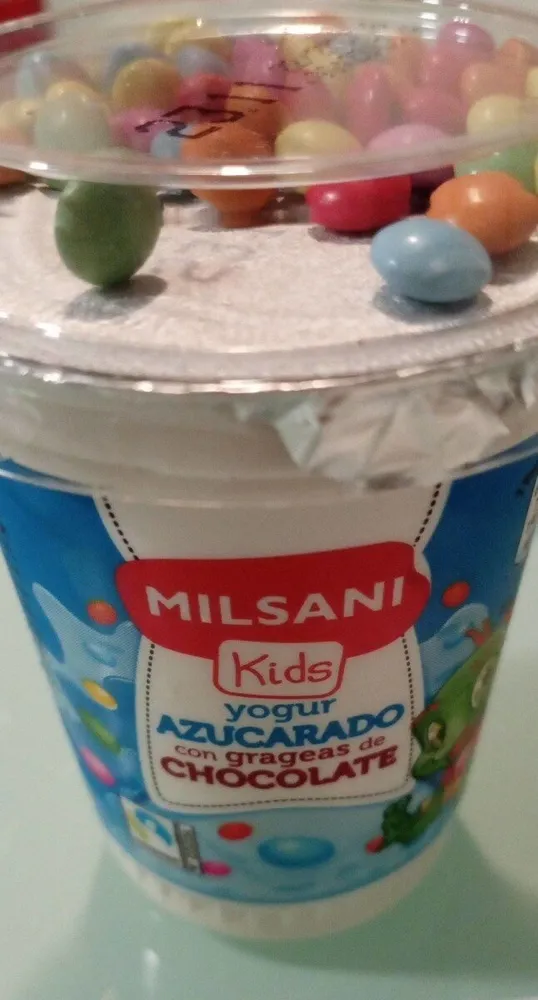 Yogurt azucarado con grageas de chocolate
