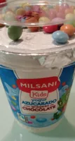 Yogurt azucarado con grageas de chocolate
