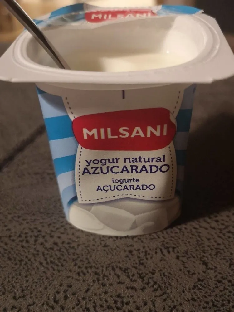 Yogur azucarado natural