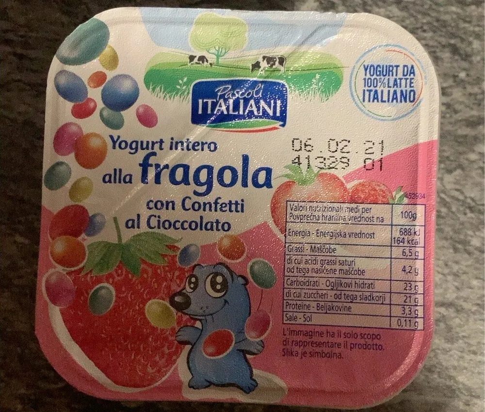 Yogurt intero alla fragila con confetti al cioccolato