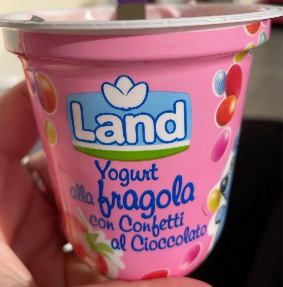 Yogurt alla fragola con confetti al cioccolato
