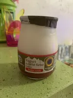 Yogurt da latte fieno, frutti rossi