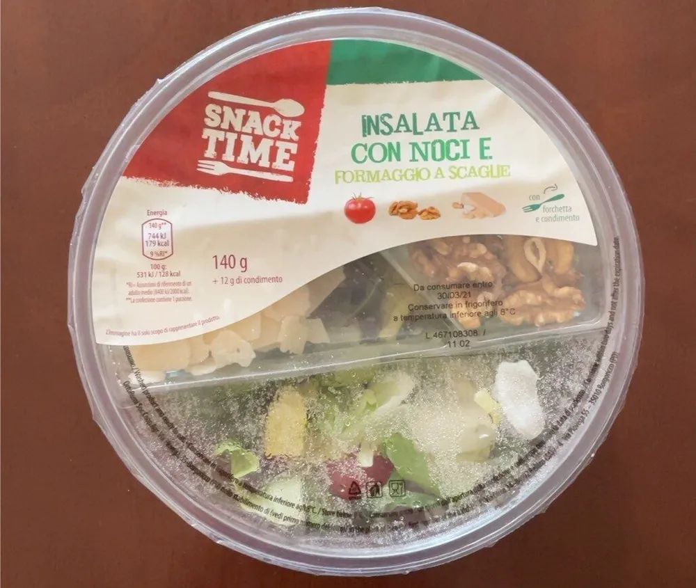 Insalata con noci e formaggio a scaglie