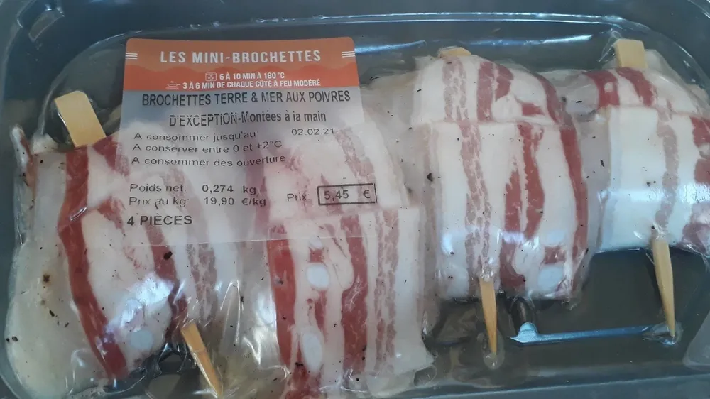 Brochettes de julienne entourées de lard séché