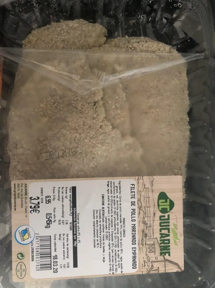 filete de pollo marinado empanado