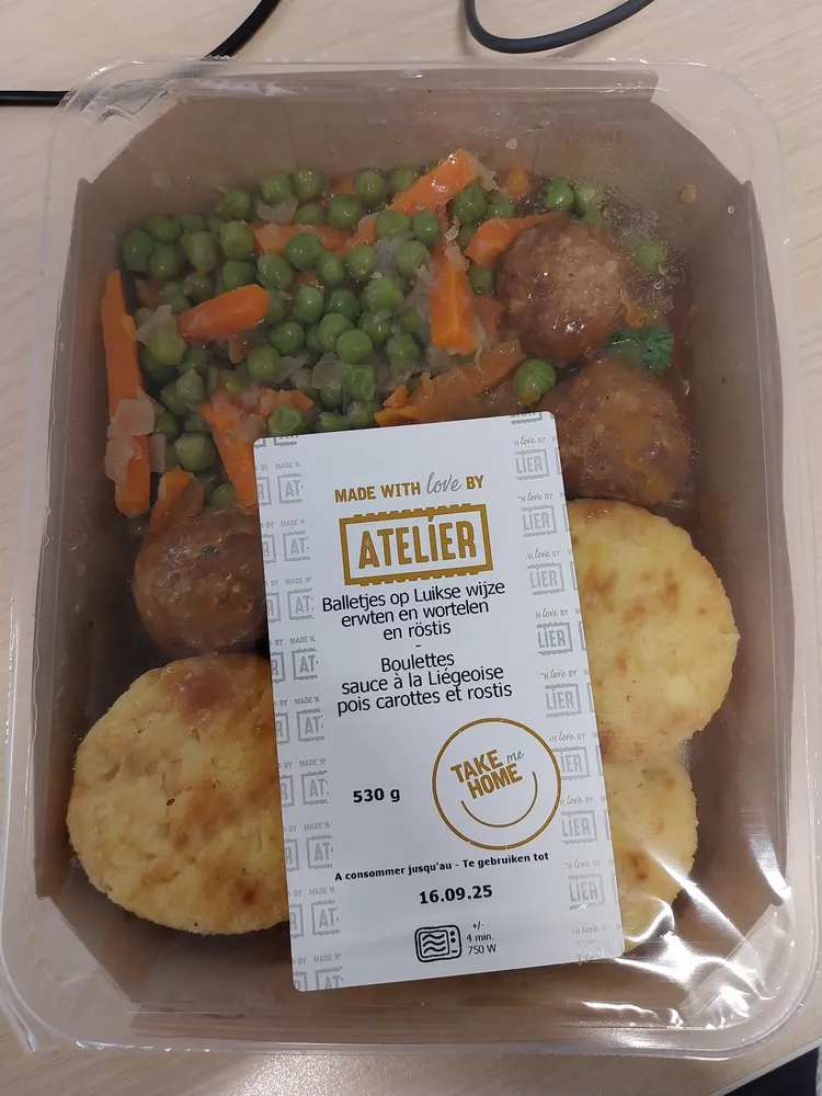 Boulettes sauce à la Liégeoise pois carottes et rostis