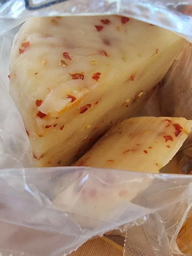 Formaggio primo sale con peperoncino