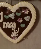 Brauner Lebkuchen mit Zuckerdekor