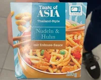 Nudeln und Hunh mit erdnuss-sauce