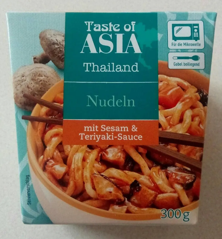 Nudeln mit Sesam und Teriyaki-Sauce