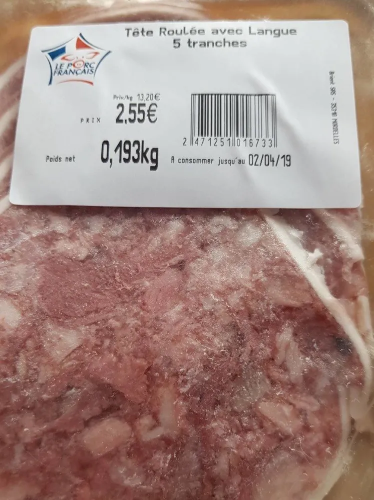 Tête roulée avec langue