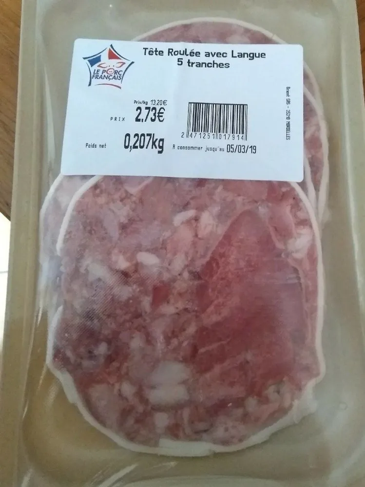 Tête roulée avec langue