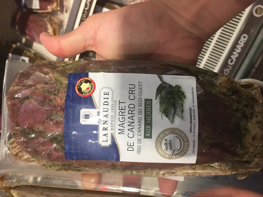 Magret de canard cru aux herbes
