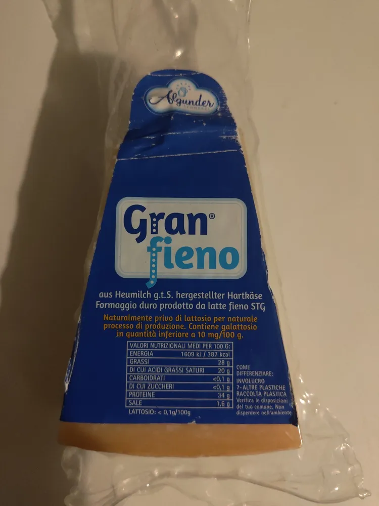 aus Heumilch g.t.S. hergestellter Harthäse Formaggio duro prodotto da latte fieno STG
