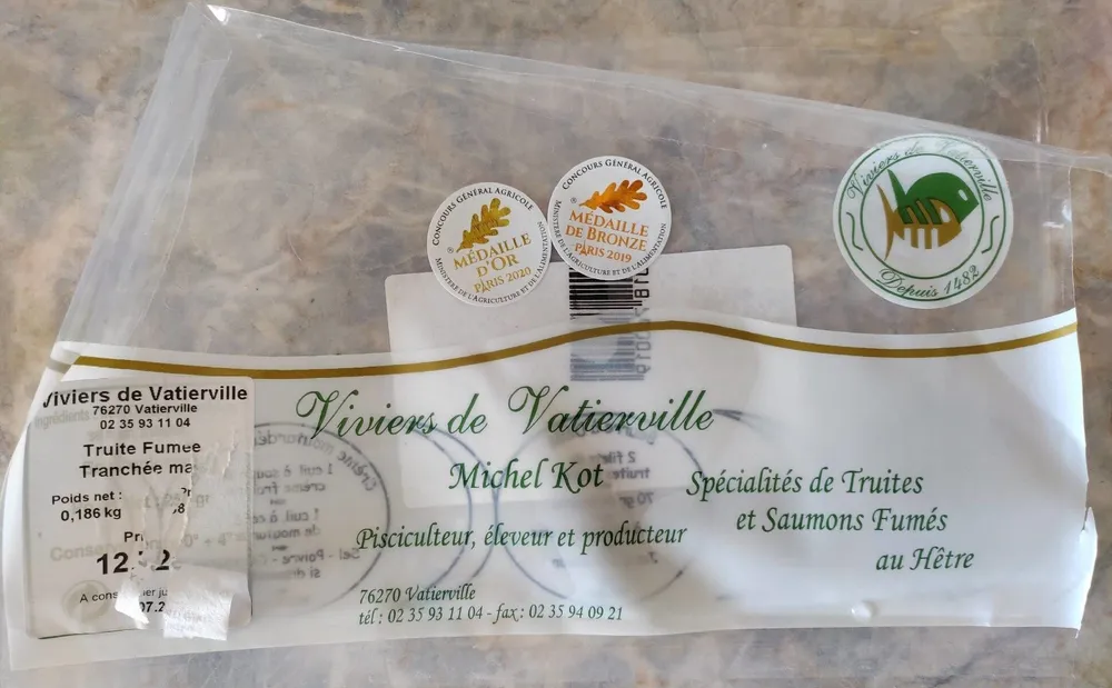 Truite fumée tranchée main
