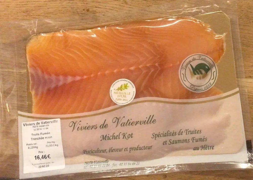 Truite fumée Tranchée main