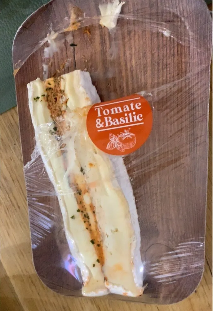 Brie tomate basilic