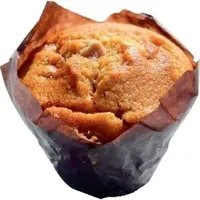 Muffin goût caramel au beurre salé, décoré de noisettes et noix.
